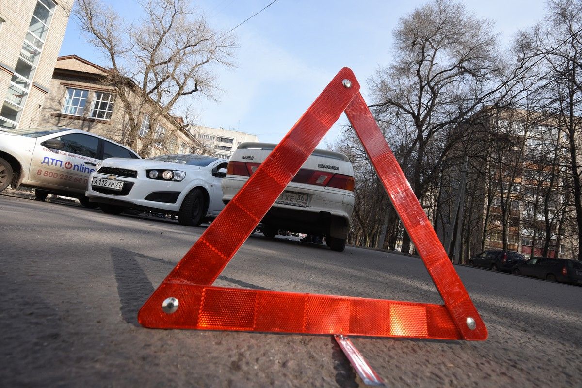 В Воронеже после удара тягача «Рено» влетела в два авто: пострадала девушка