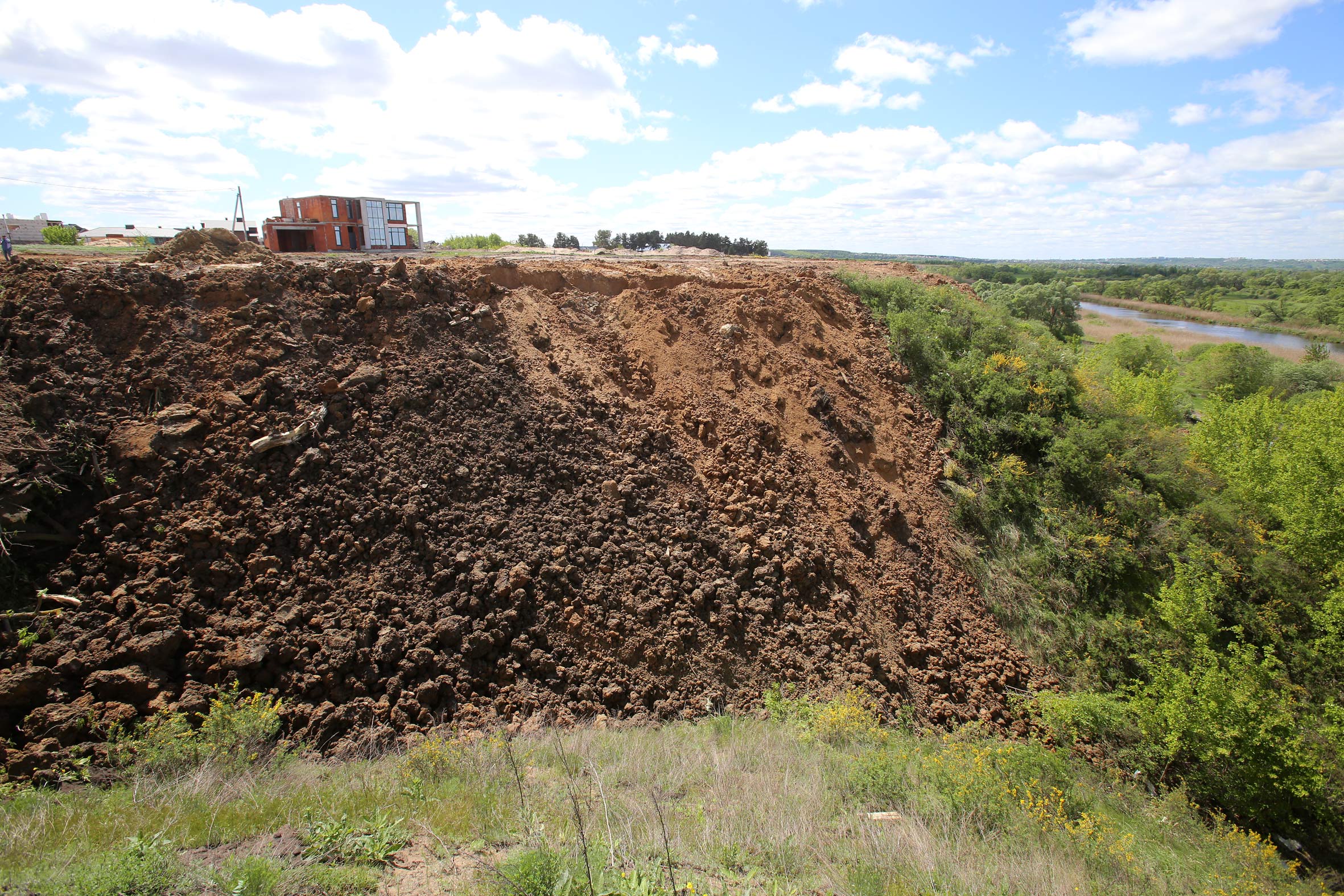 Сотни грузовиков грунта свезли к озеру
