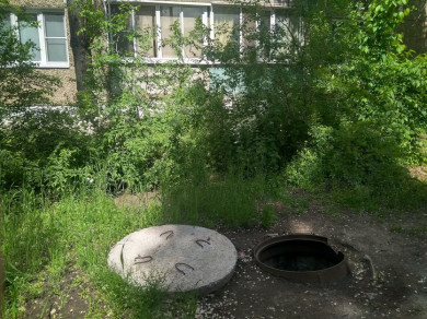 «Из люков слышен мат и ругань»: в Воронеже бездомные поселились под окнами дома