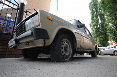 Водитель ВАЗа попал в больницу после столкновения с КамАЗом под Воронежем
