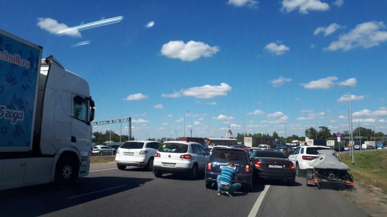 Выезд из харькова. Выезд из Воронежа на Москву. Воронеж огромная пробка. Воронеж ДТП сегодня Московский проспект выезд.