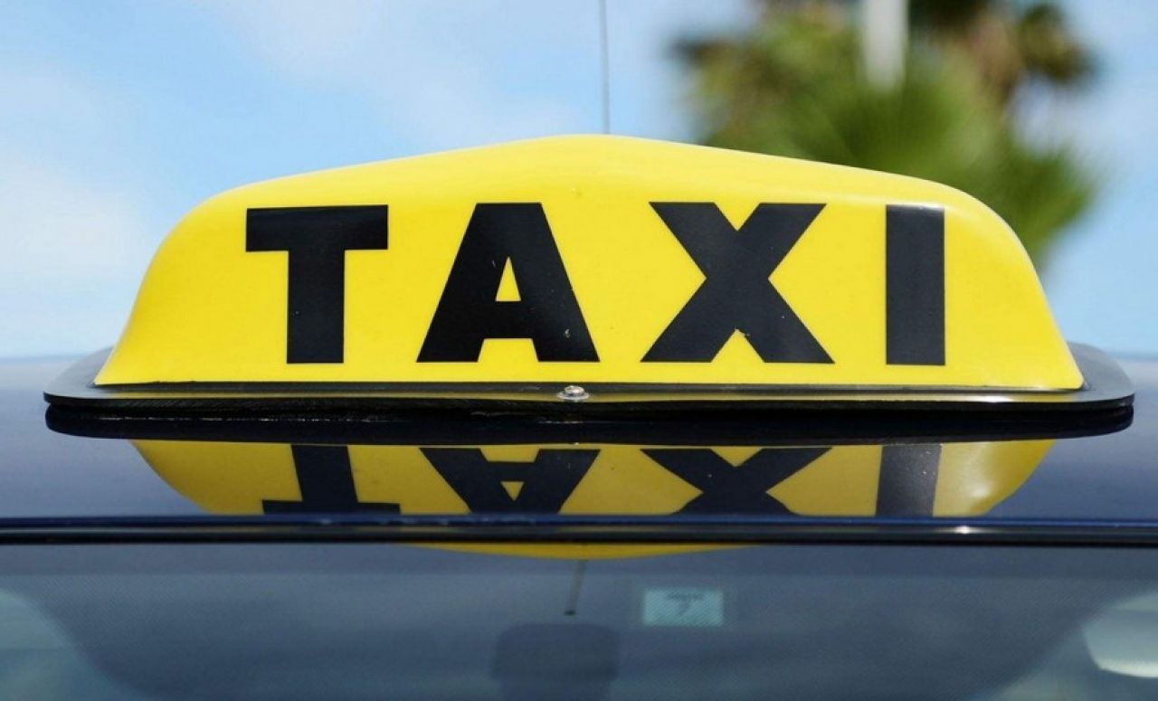 Таксист отобрал у пассажирки паспорт за испачканную машину 